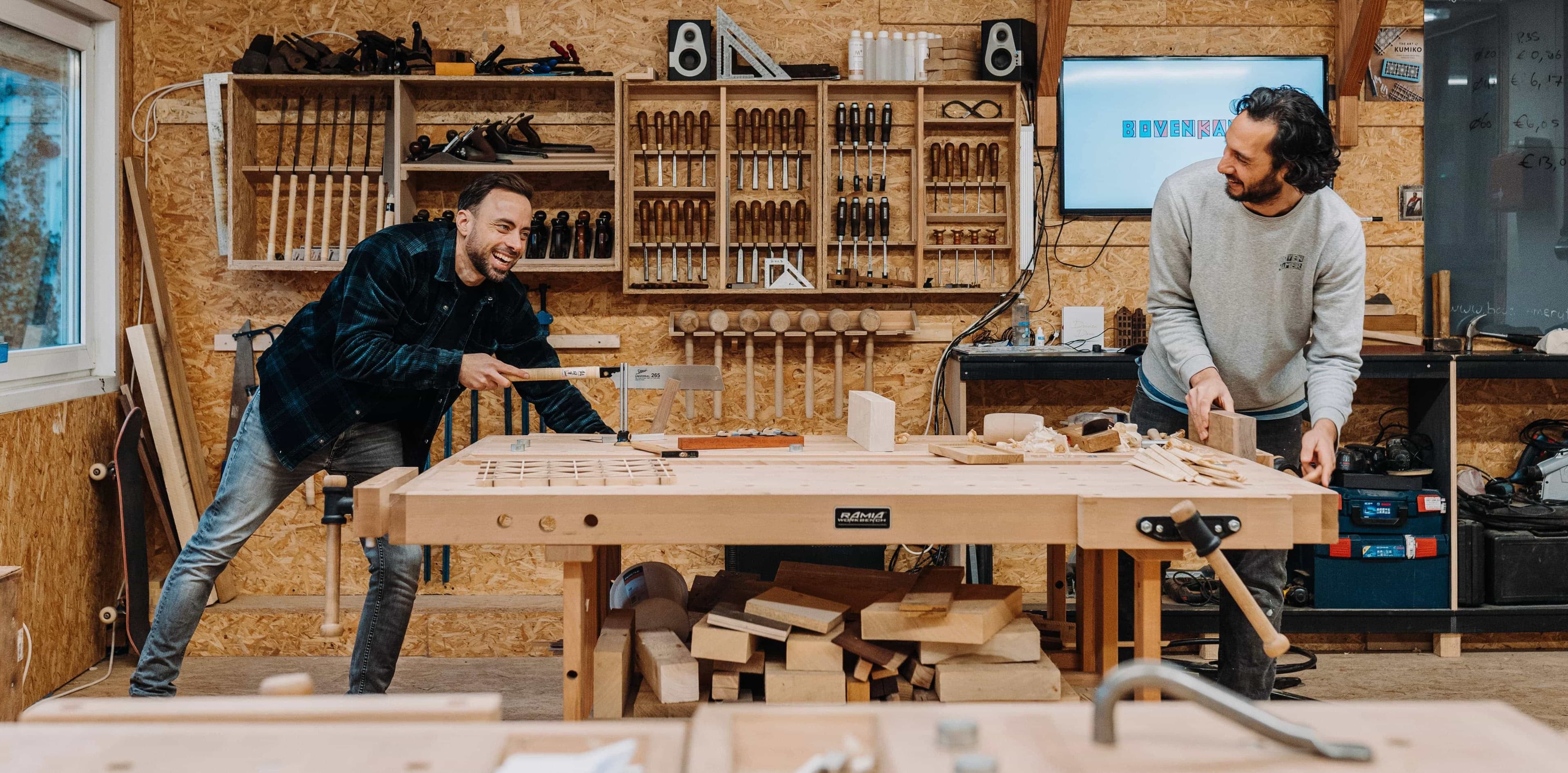Deelnemer werkt aan een houten project tijdens een cursus houtbewerking