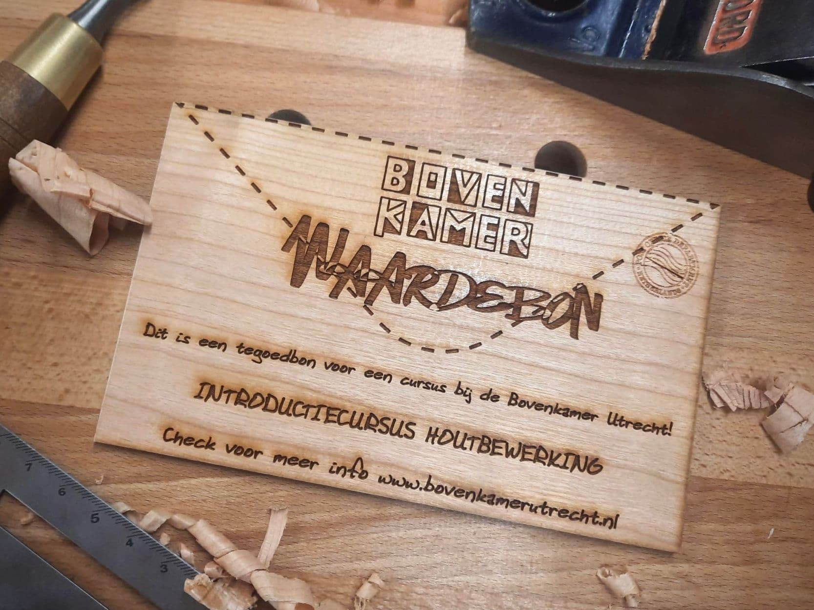 Houten Bovenkamer-waardebon, gelaserd op hout, op de werkbank