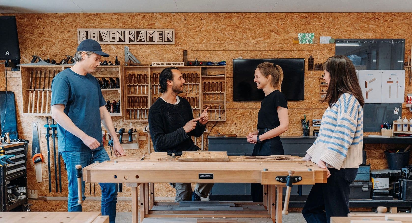 Team bouwt samen een houten project