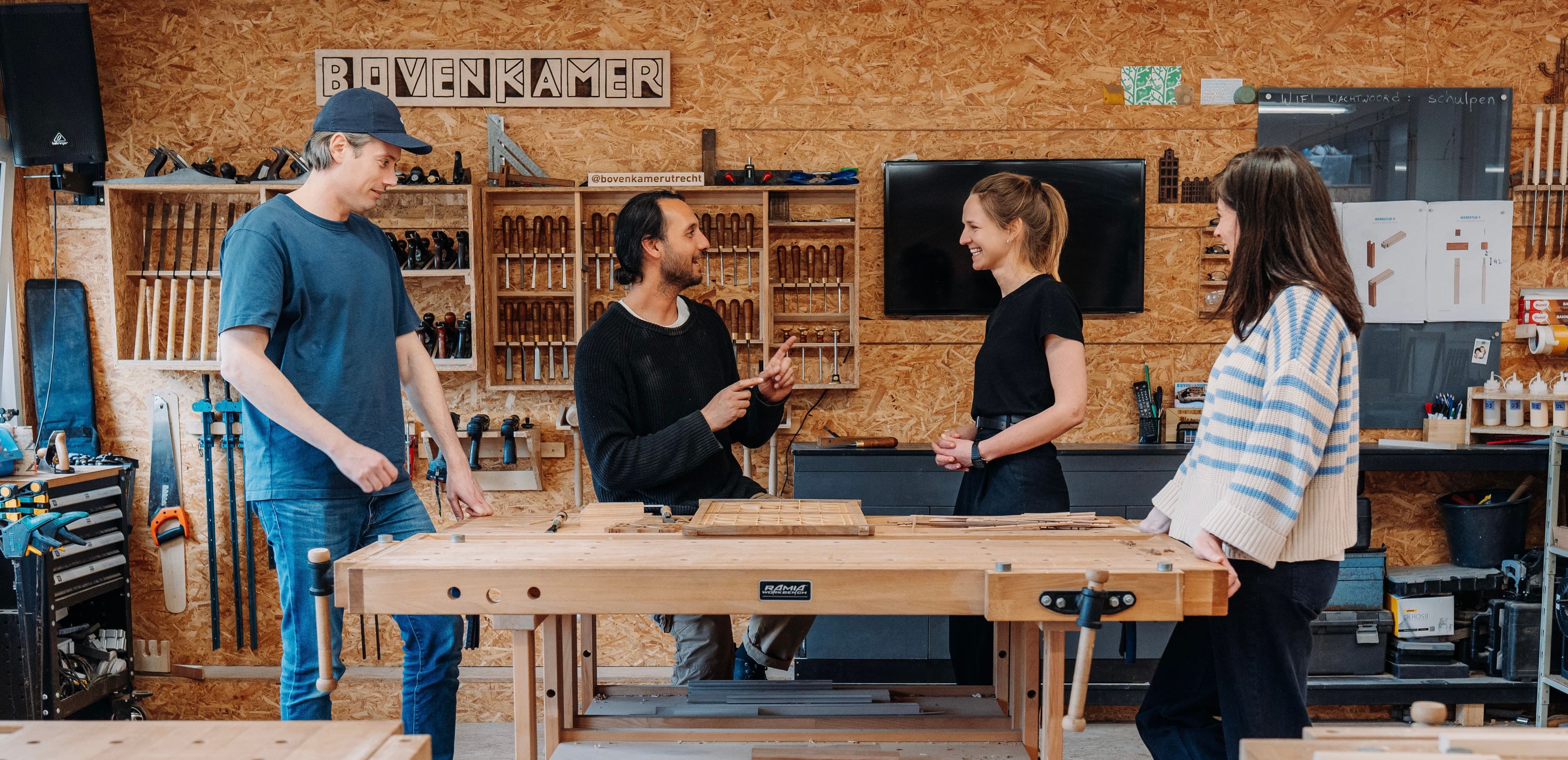 Teambuilding bij Bovenkamer Utrecht — groep aan het werk